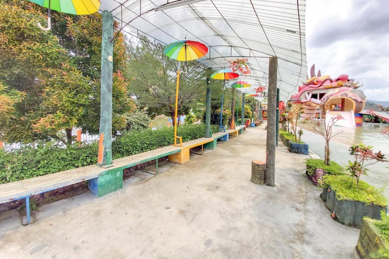 Oyo 3196 Hotel Taman Cinta Singkawang Exteriér fotografie