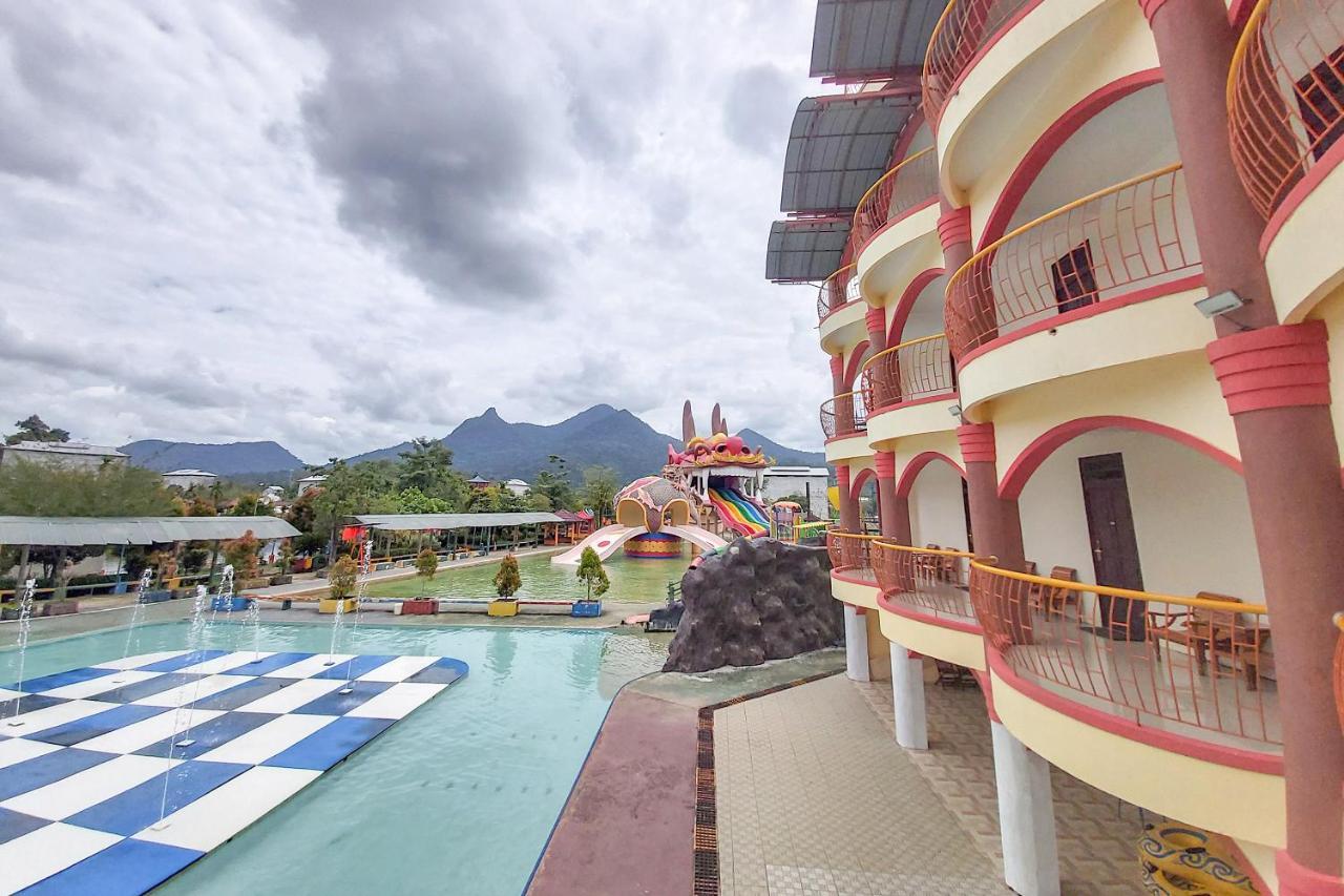 Oyo 3196 Hotel Taman Cinta Singkawang Exteriér fotografie