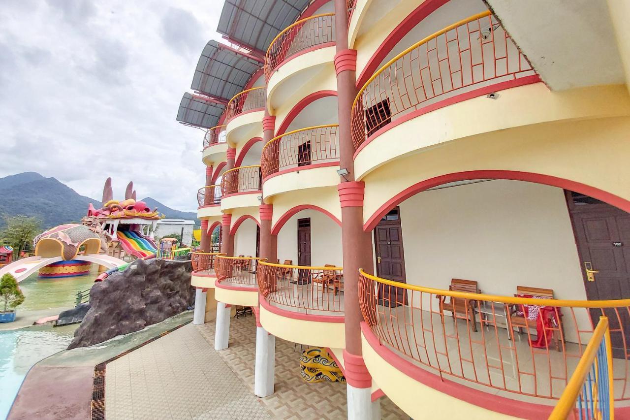 Oyo 3196 Hotel Taman Cinta Singkawang Exteriér fotografie